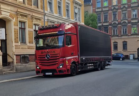 Firmowy Mercedes Actros na zdjęciu przesłanym przez TSL BRACIA